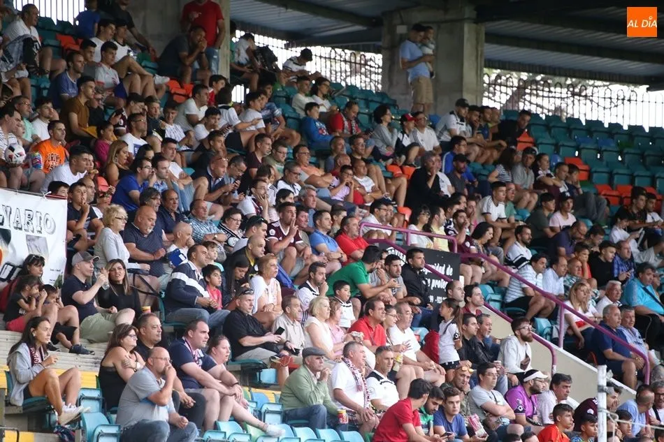 Aficionados del Salamanca UDS atentos al partido | Víctor Sánchez