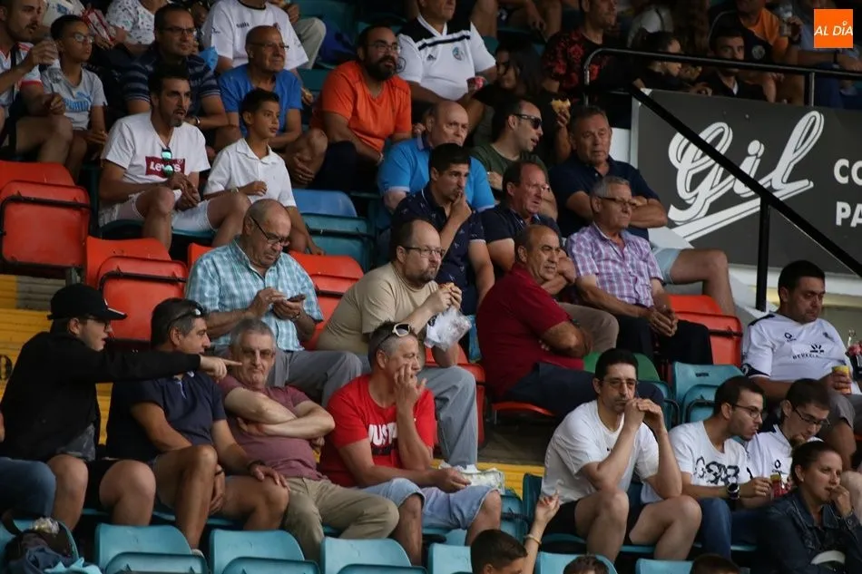 Foto 11 - La afici&oacute;n no abandona al Salamanca UDS en el &uacute;ltimo partido en el Helm&aacute;ntico hasta que empiece...