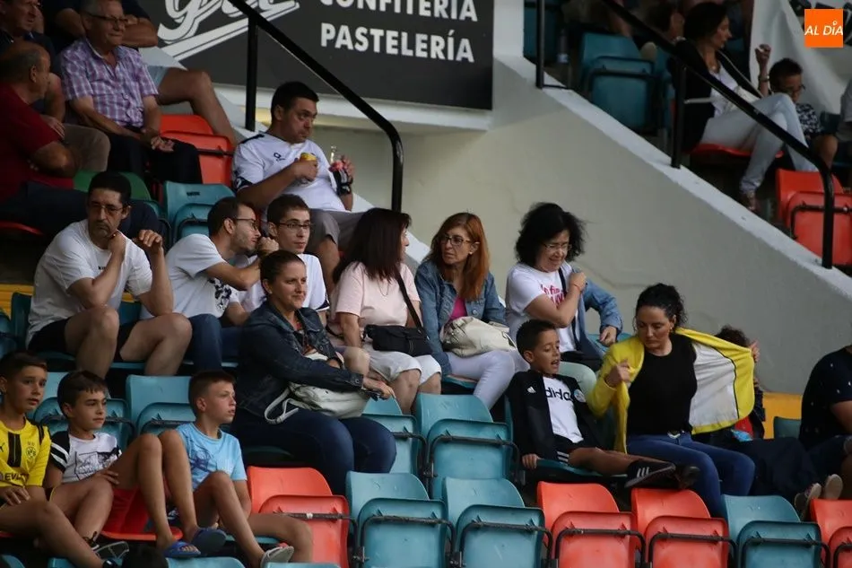 Foto 10 - La afici&oacute;n no abandona al Salamanca UDS en el &uacute;ltimo partido en el Helm&aacute;ntico hasta que empiece...