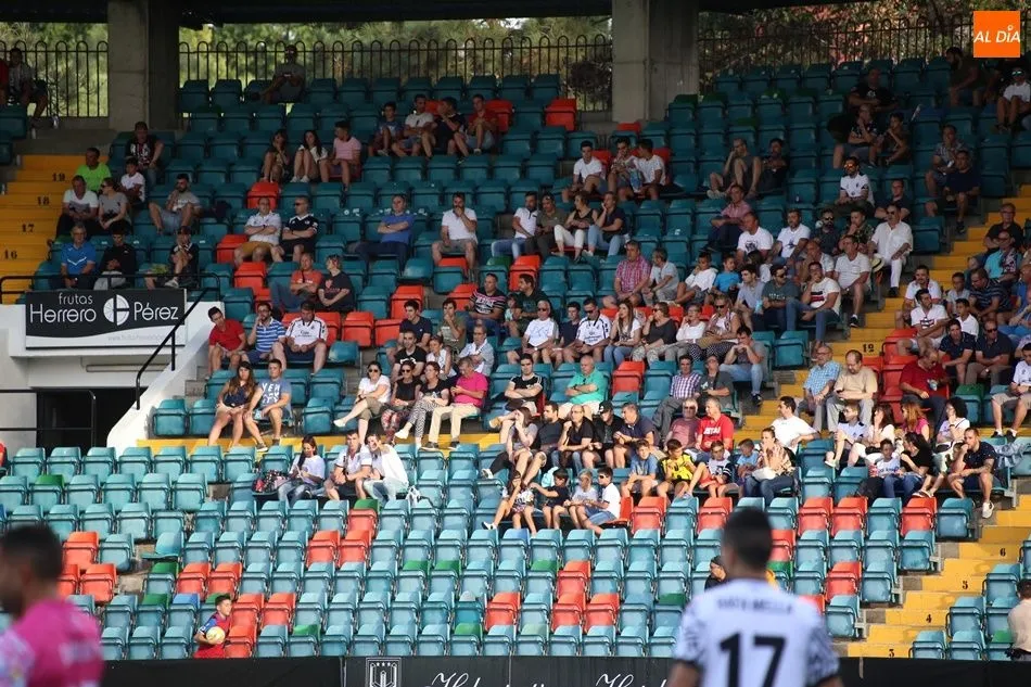 Foto 9 - La afici&oacute;n no abandona al Salamanca UDS en el &uacute;ltimo partido en el Helm&aacute;ntico hasta que empiece...