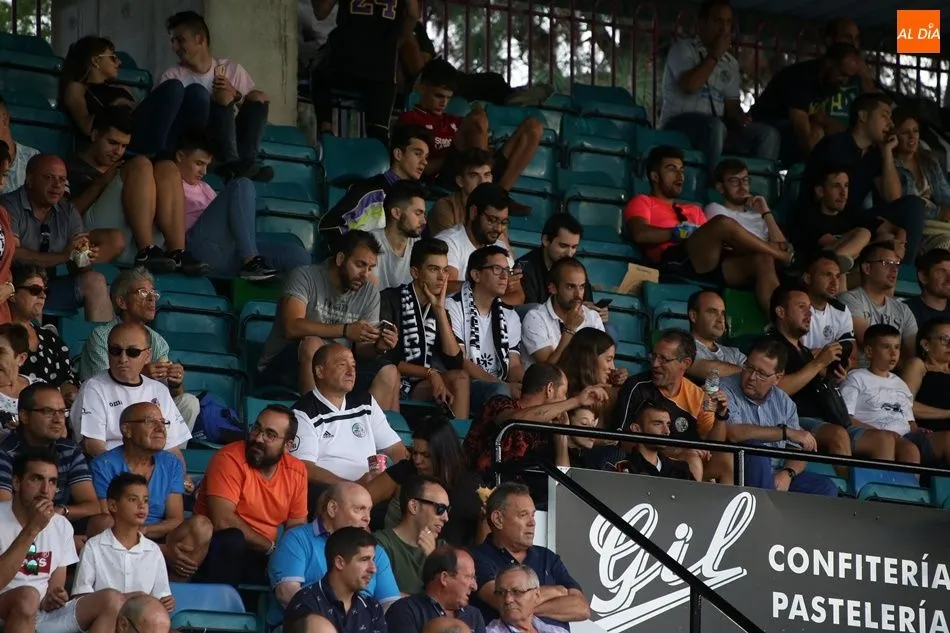 Foto 8 - La afici&oacute;n no abandona al Salamanca UDS en el &uacute;ltimo partido en el Helm&aacute;ntico hasta que empiece...