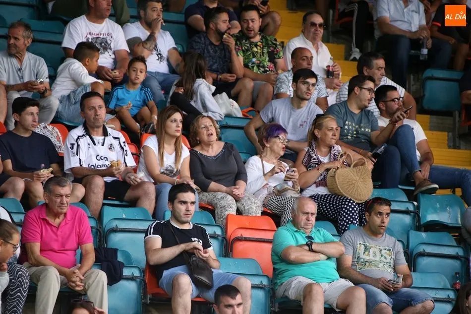 Foto 7 - La afici&oacute;n no abandona al Salamanca UDS en el &uacute;ltimo partido en el Helm&aacute;ntico hasta que empiece...