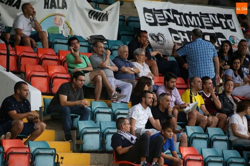 Foto 6 - La afici&oacute;n no abandona al Salamanca UDS en el &uacute;ltimo partido en el Helm&aacute;ntico hasta que empiece...