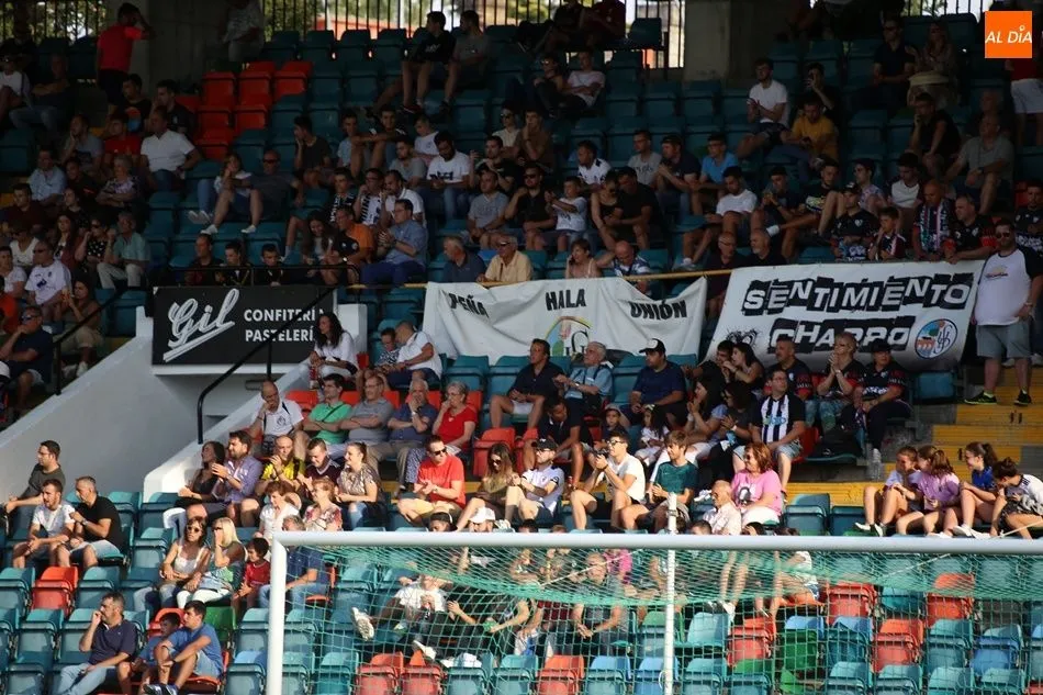 Foto 5 - La afici&oacute;n no abandona al Salamanca UDS en el &uacute;ltimo partido en el Helm&aacute;ntico hasta que empiece...