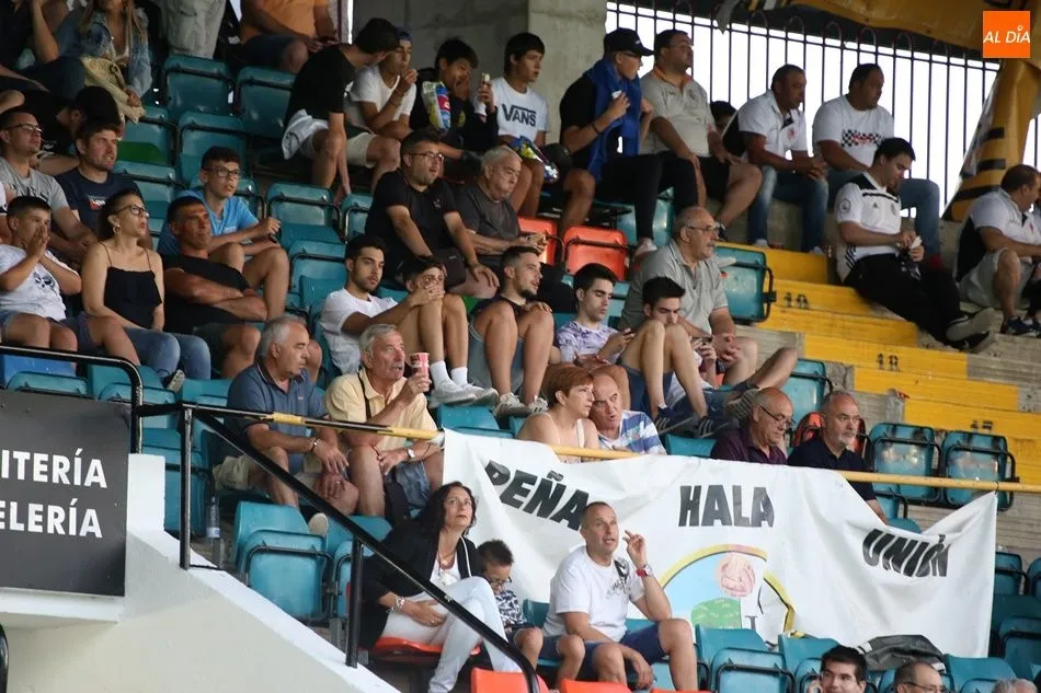 Foto 4 - La afici&oacute;n no abandona al Salamanca UDS en el &uacute;ltimo partido en el Helm&aacute;ntico hasta que empiece...