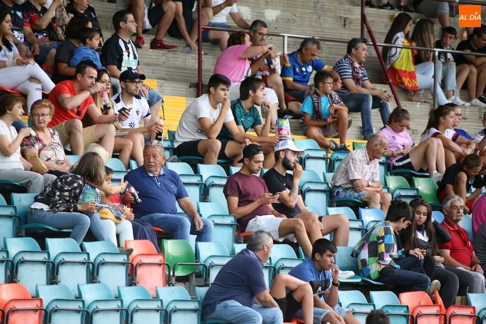Foto 3 - La afici&oacute;n no abandona al Salamanca UDS en el &uacute;ltimo partido en el Helm&aacute;ntico hasta que empiece...