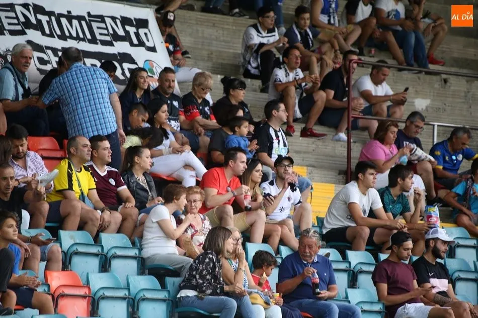 Foto 2 - La afici&oacute;n no abandona al Salamanca UDS en el &uacute;ltimo partido en el Helm&aacute;ntico hasta que empiece...