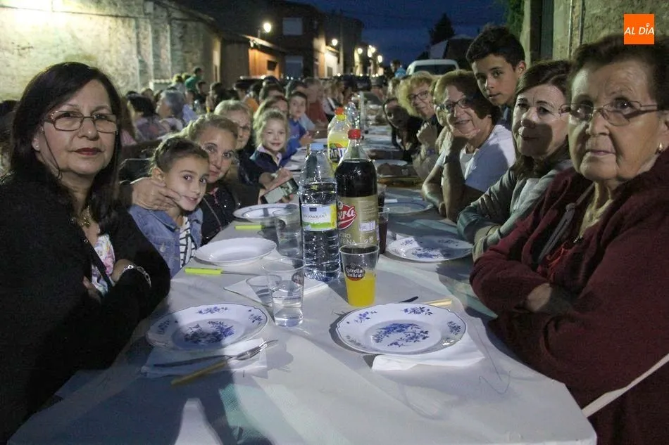 Foto 10 - San Felices de los Gallegos re&uacute;ne a sus vecinos en una cena popular  