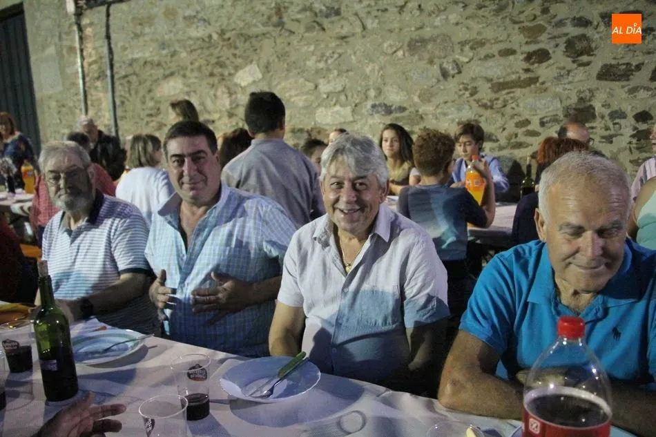 Foto 9 - San Felices de los Gallegos re&uacute;ne a sus vecinos en una cena popular  