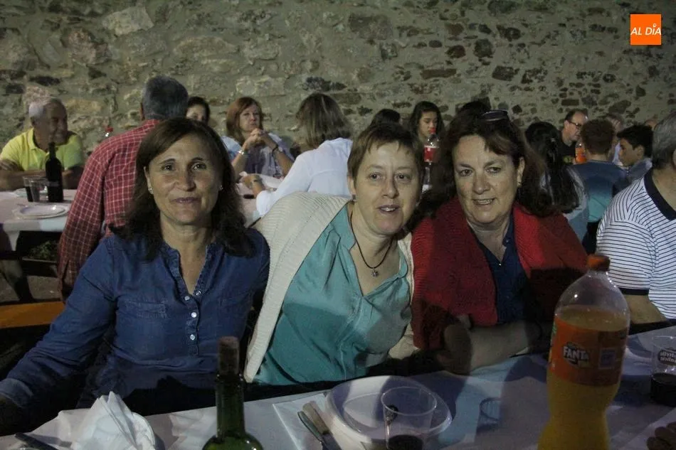 Foto 8 - San Felices de los Gallegos re&uacute;ne a sus vecinos en una cena popular  