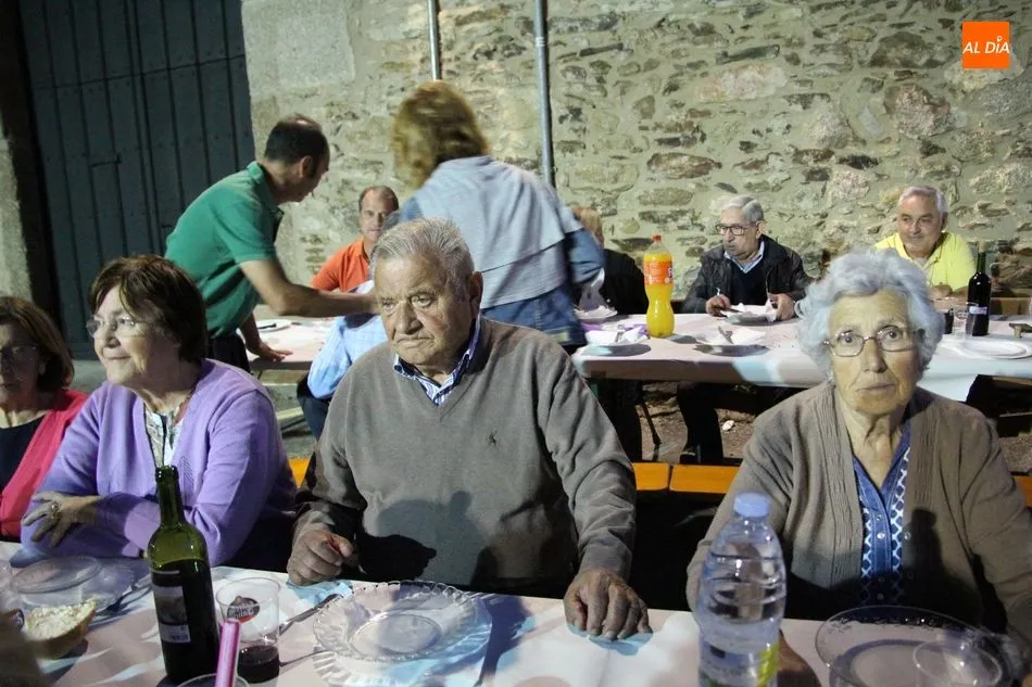 Foto 7 - San Felices de los Gallegos re&uacute;ne a sus vecinos en una cena popular  