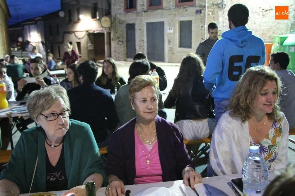 Foto 6 - San Felices de los Gallegos re&uacute;ne a sus vecinos en una cena popular  