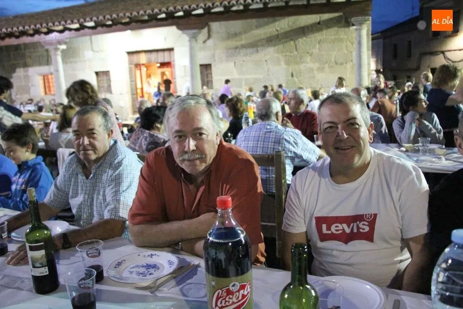 Foto 4 - San Felices de los Gallegos re&uacute;ne a sus vecinos en una cena popular  