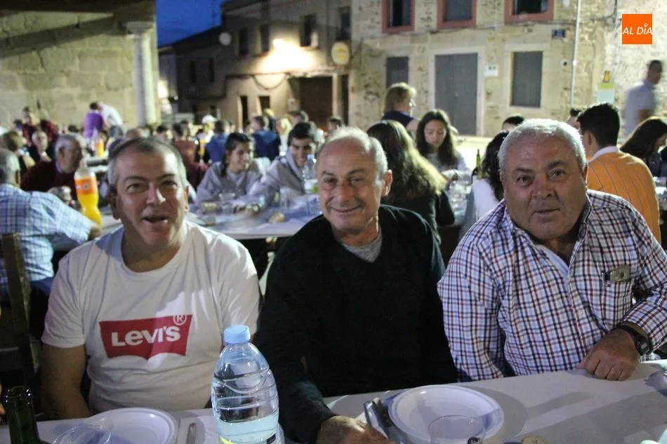 Foto 3 - San Felices de los Gallegos re&uacute;ne a sus vecinos en una cena popular  