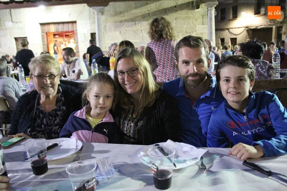 Foto 2 - San Felices de los Gallegos re&uacute;ne a sus vecinos en una cena popular  