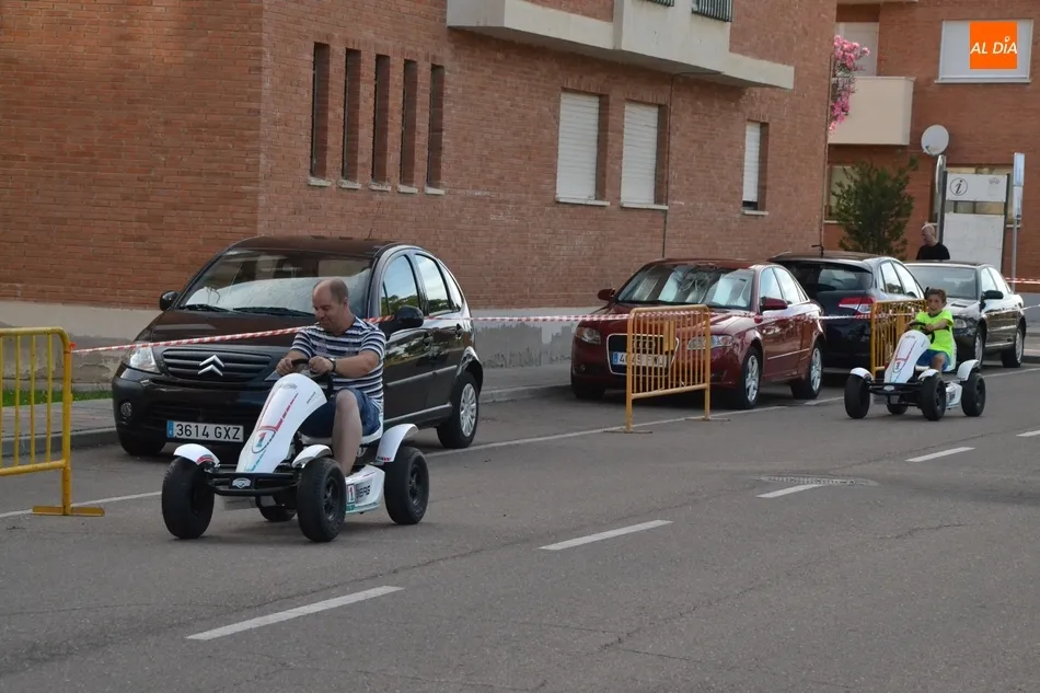 Foto 11 - El barrio de Santa Marina compite sobre karts a pedales en el marco de sus fiestas  
