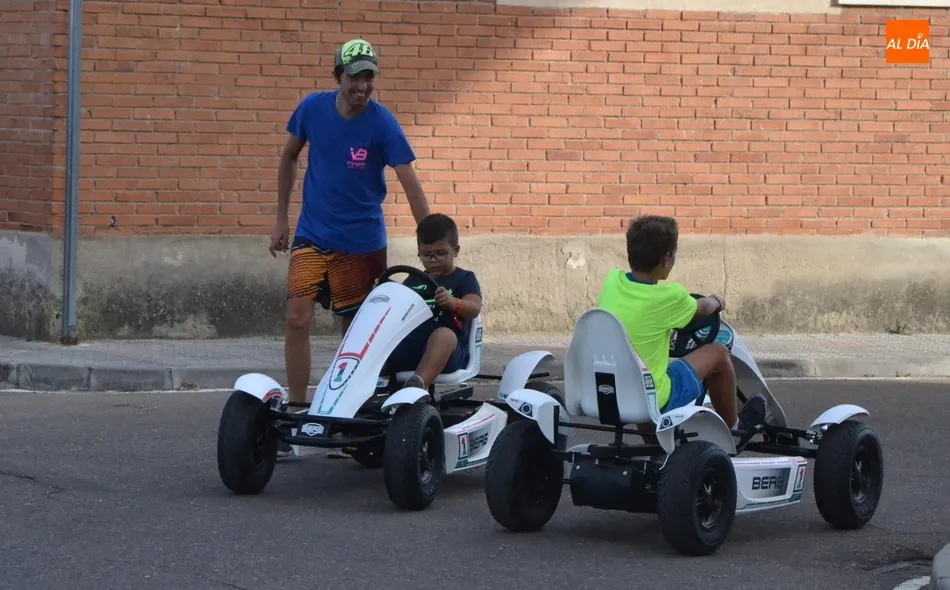 Foto 10 - El barrio de Santa Marina compite sobre karts a pedales en el marco de sus fiestas  