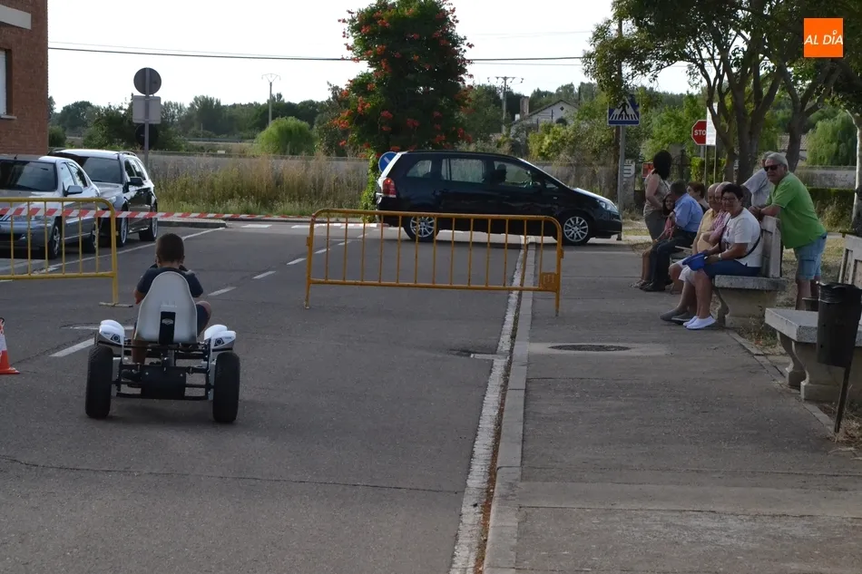 Foto 9 - El barrio de Santa Marina compite sobre karts a pedales en el marco de sus fiestas  