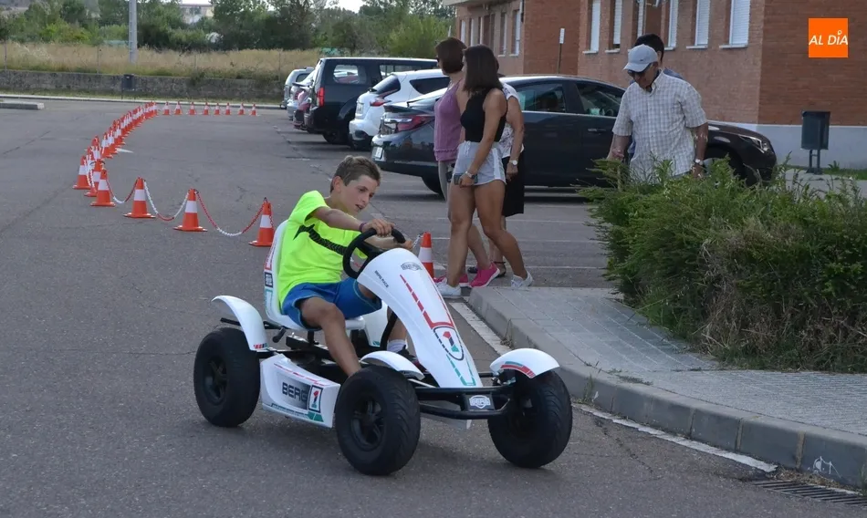 Foto 6 - El barrio de Santa Marina compite sobre karts a pedales en el marco de sus fiestas  