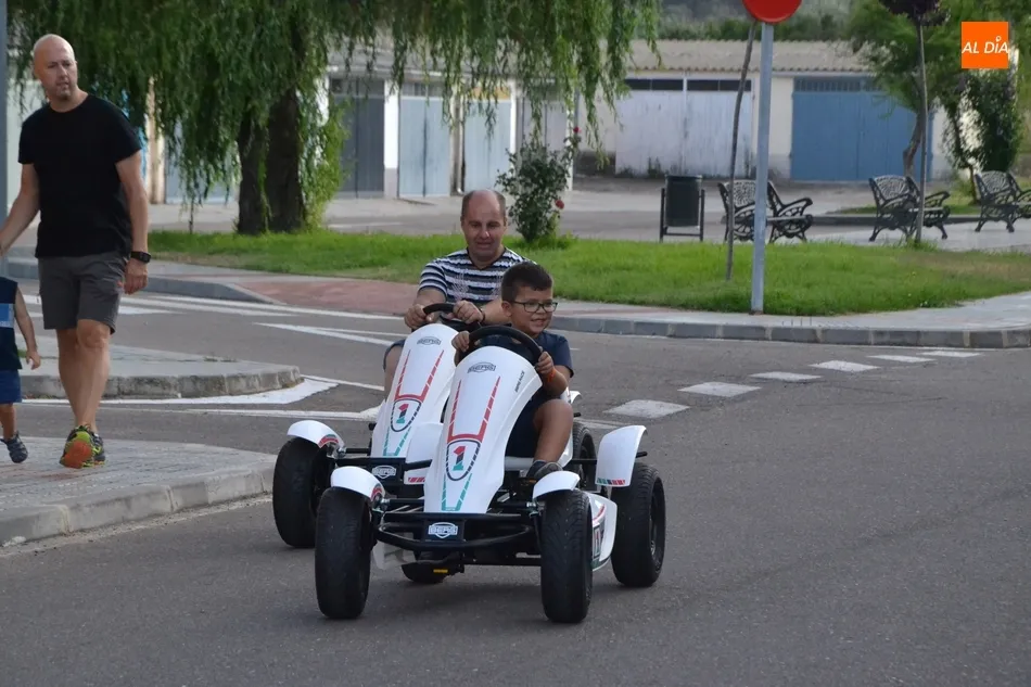 Foto 5 - El barrio de Santa Marina compite sobre karts a pedales en el marco de sus fiestas  