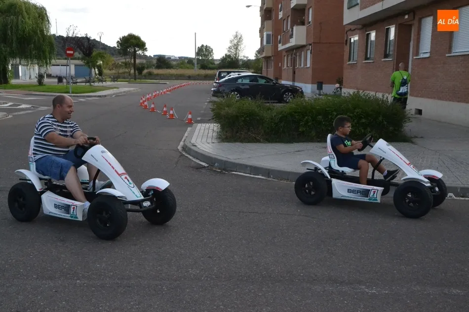 Foto 4 - El barrio de Santa Marina compite sobre karts a pedales en el marco de sus fiestas  