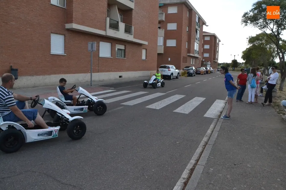 Foto 3 - El barrio de Santa Marina compite sobre karts a pedales en el marco de sus fiestas  