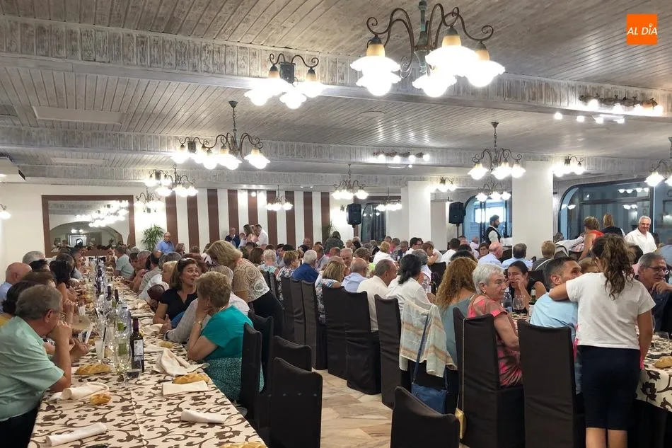 Foto 2 - Arcadio Fern&aacute;ndez celebra su centenario rodeado de familiares, amigos y vecinos en El Quijote