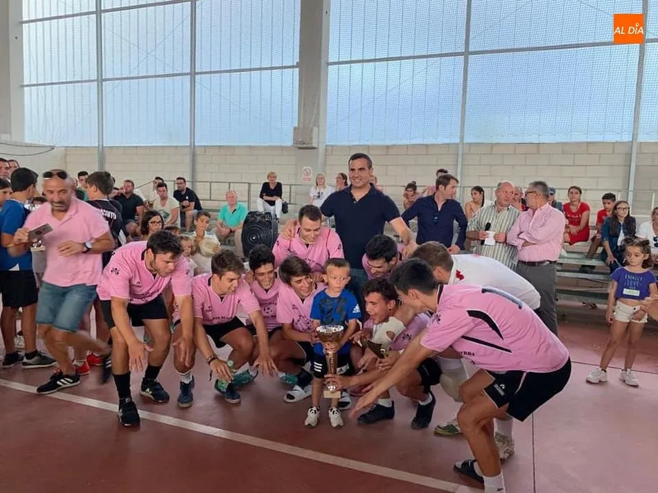Foto 2 - San Esteban de la Sierra, vencedor del torneo de f&uacute;tbol sala de Entresierras