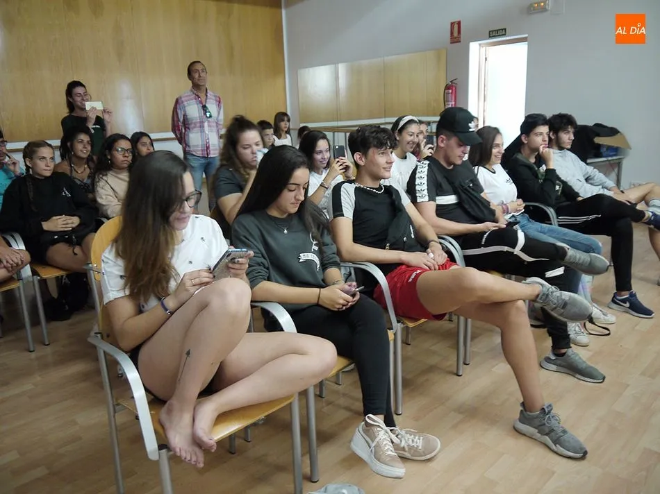 Jóvenes en una actividad cultural en Carbajosa de la Sagrada