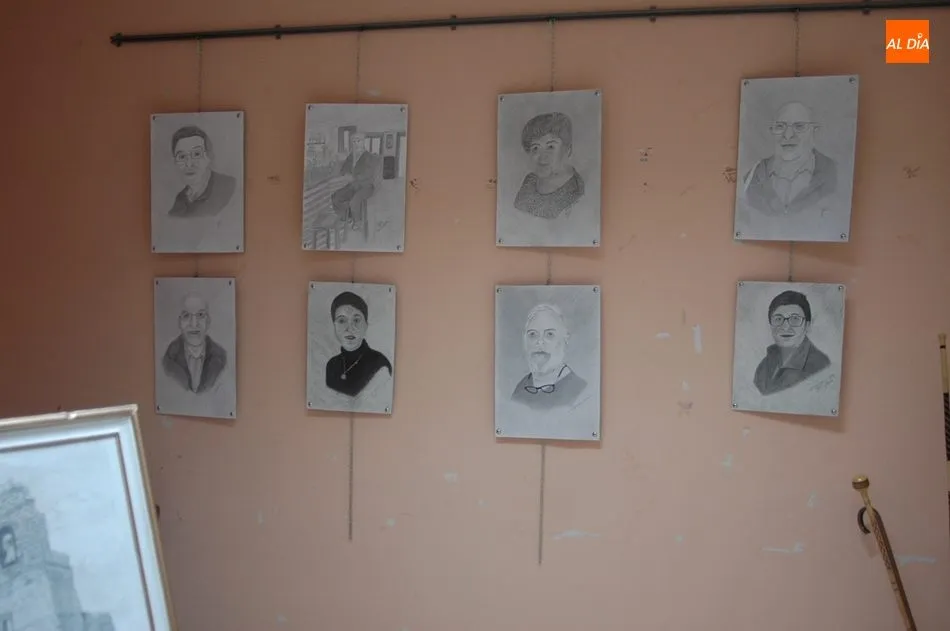 Foto 5 - Nicomedes L&oacute;pez Hornillos sorprende en Almendra con su exposici&oacute;n de retratos a carboncillo  