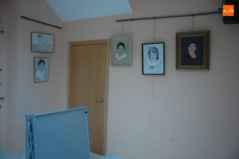 Foto 4 - Nicomedes L&oacute;pez Hornillos sorprende en Almendra con su exposici&oacute;n de retratos a carboncillo  