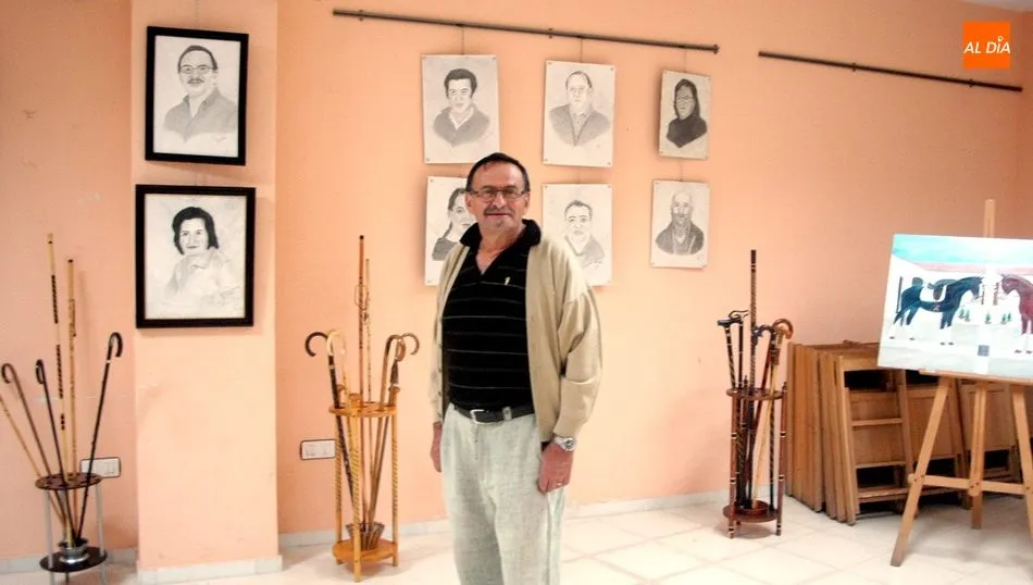 Foto 2 - Nicomedes L&oacute;pez Hornillos sorprende en Almendra con su exposici&oacute;n de retratos a carboncillo  