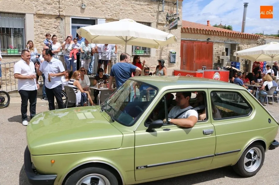Foto 11 - Una llamativa concentraci&oacute;n de coches cl&aacute;sicos anima la comida fin de fiestas en Bermellar  