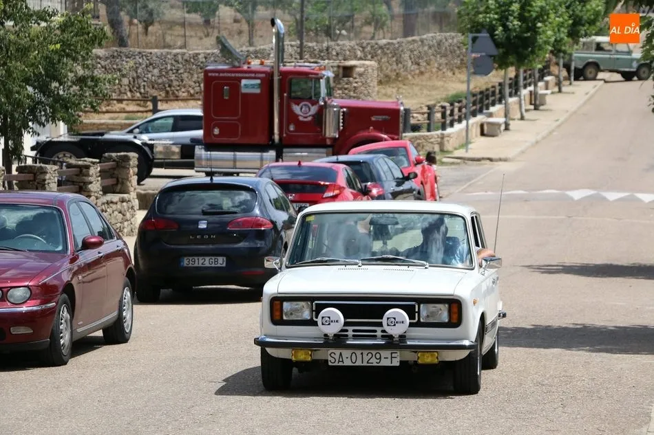 Foto 10 - Una llamativa concentraci&oacute;n de coches cl&aacute;sicos anima la comida fin de fiestas en Bermellar  