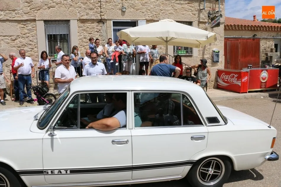 Foto 9 - Una llamativa concentraci&oacute;n de coches cl&aacute;sicos anima la comida fin de fiestas en Bermellar  