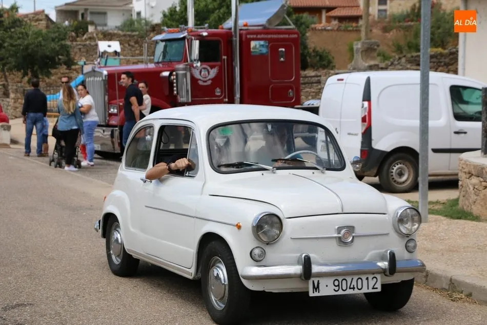 Foto 8 - Una llamativa concentraci&oacute;n de coches cl&aacute;sicos anima la comida fin de fiestas en Bermellar  