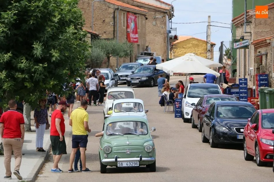 Foto 7 - Una llamativa concentraci&oacute;n de coches cl&aacute;sicos anima la comida fin de fiestas en Bermellar  