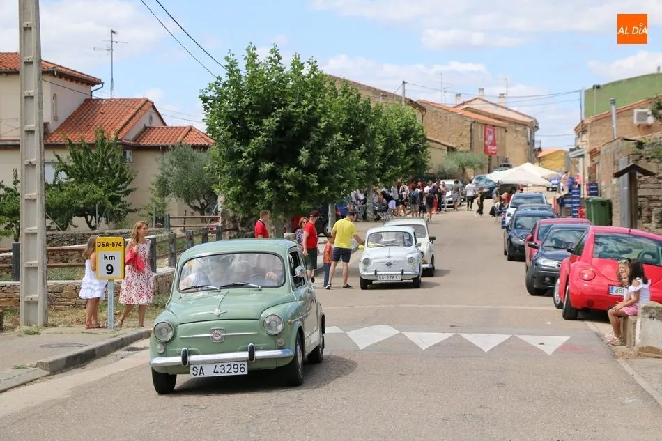 Foto 6 - Una llamativa concentraci&oacute;n de coches cl&aacute;sicos anima la comida fin de fiestas en Bermellar  