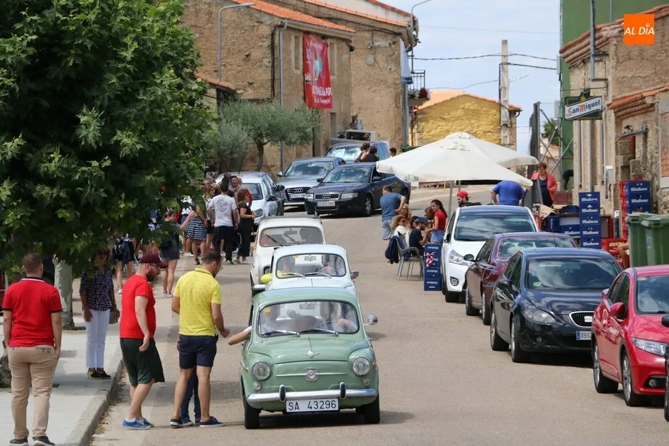 Foto 5 - Una llamativa concentraci&oacute;n de coches cl&aacute;sicos anima la comida fin de fiestas en Bermellar  