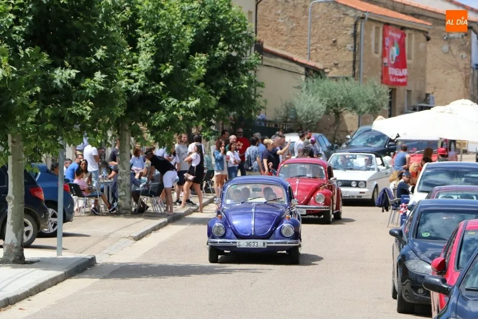 Foto 3 - Una llamativa concentraci&oacute;n de coches cl&aacute;sicos anima la comida fin de fiestas en Bermellar  