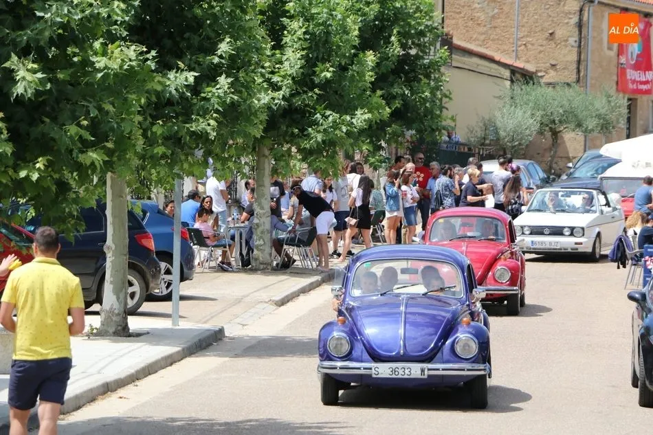 Foto 2 - Una llamativa concentraci&oacute;n de coches cl&aacute;sicos anima la comida fin de fiestas en Bermellar  