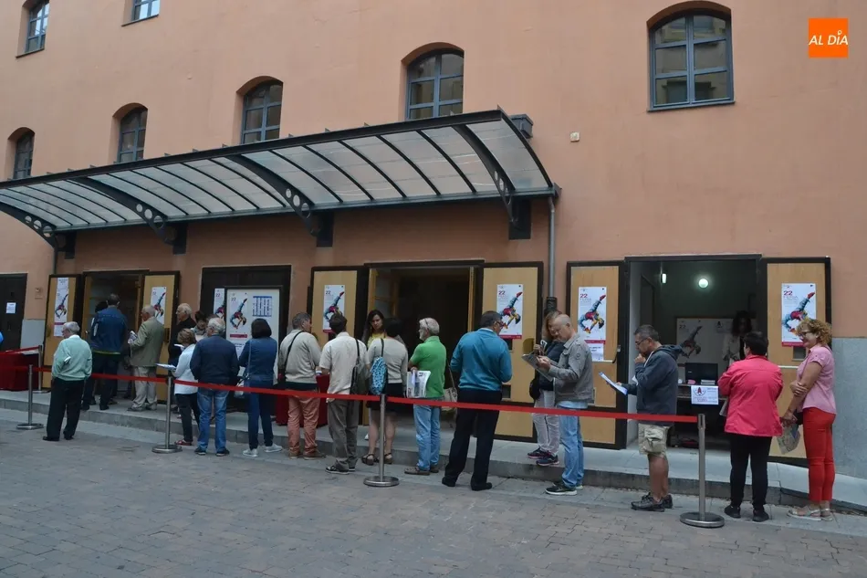 Foto 4 - La Feria vende el 52% de sus entradas en una ma&ntilde;ana que para algunos comenz&oacute; a las 05.30 horas  