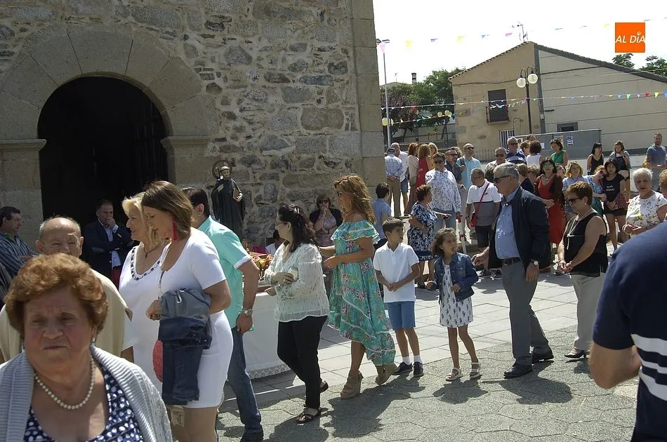 Foto 8 - Saelices procesiona a San Benito por las calles del municipio  