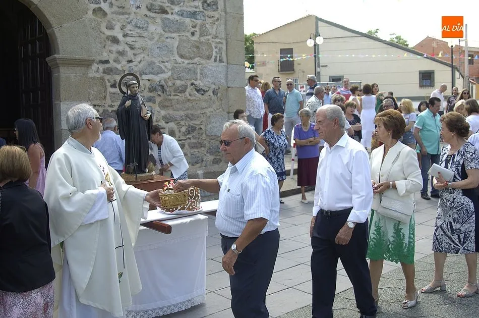 Foto 10 - Saelices procesiona a San Benito por las calles del municipio  
