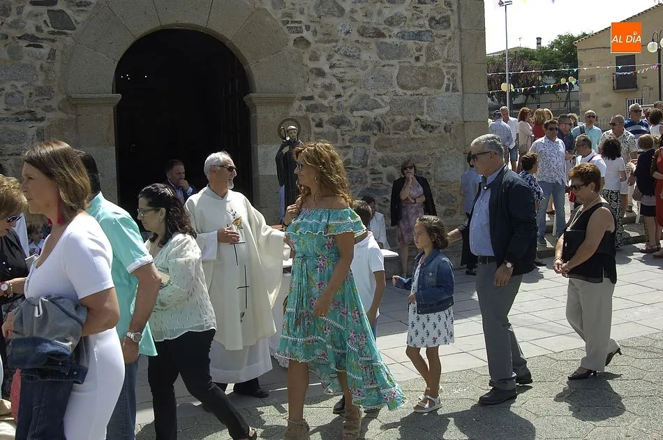 Foto 7 - Saelices procesiona a San Benito por las calles del municipio  