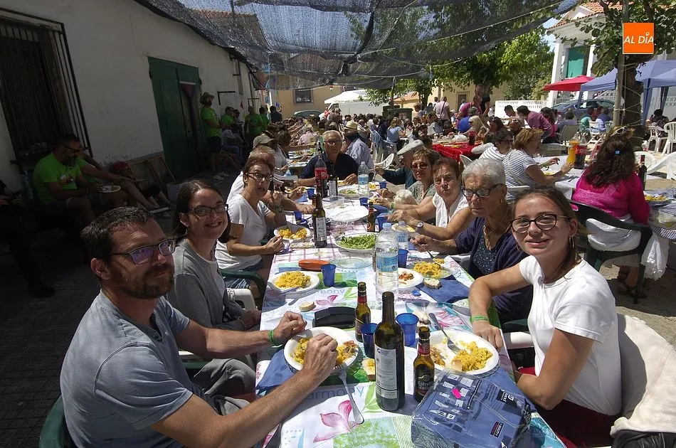Uno de los grupos disfrutando de la comida | Fotos Adrián Martín