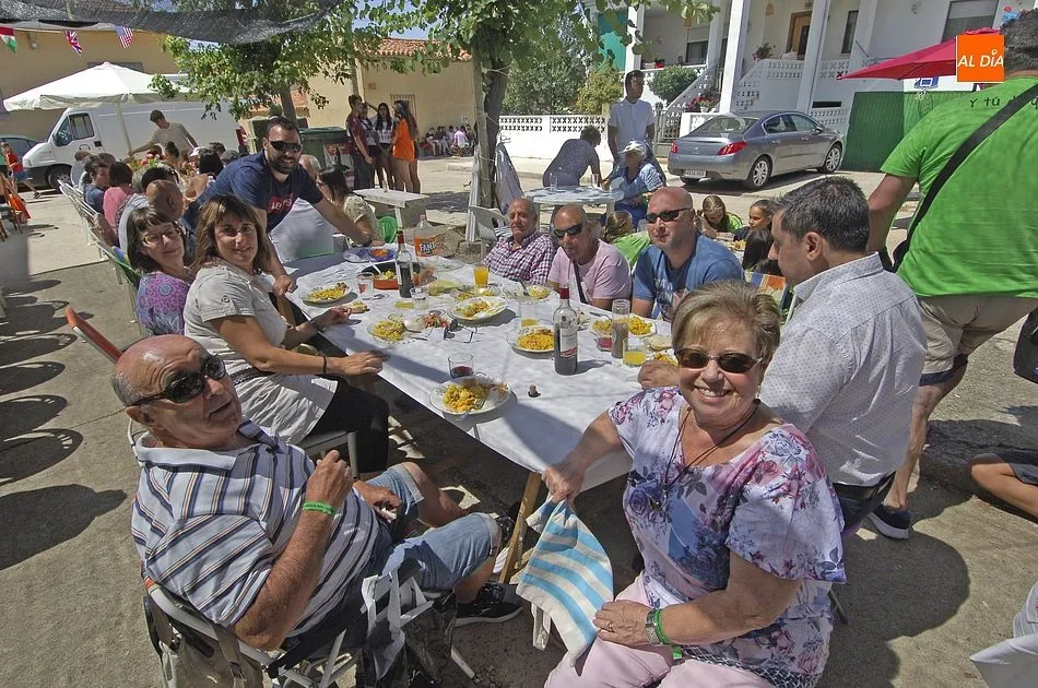 Foto 9 - Los &lsquo;Amigos de El Bod&oacute;n&rsquo; dan buena cuenta en plena calle de una gigantesca paella  