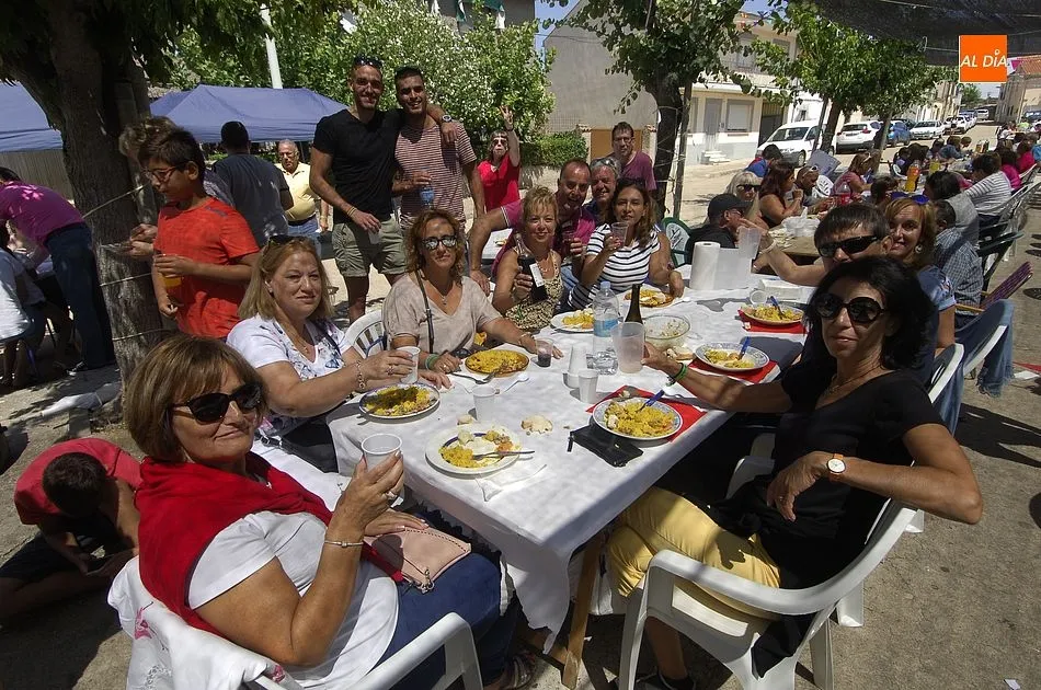 Foto 10 - Los &lsquo;Amigos de El Bod&oacute;n&rsquo; dan buena cuenta en plena calle de una gigantesca paella  