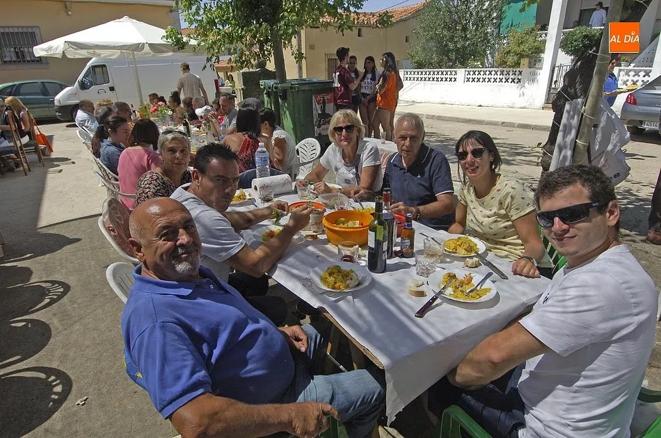 Foto 8 - Los &lsquo;Amigos de El Bod&oacute;n&rsquo; dan buena cuenta en plena calle de una gigantesca paella  
