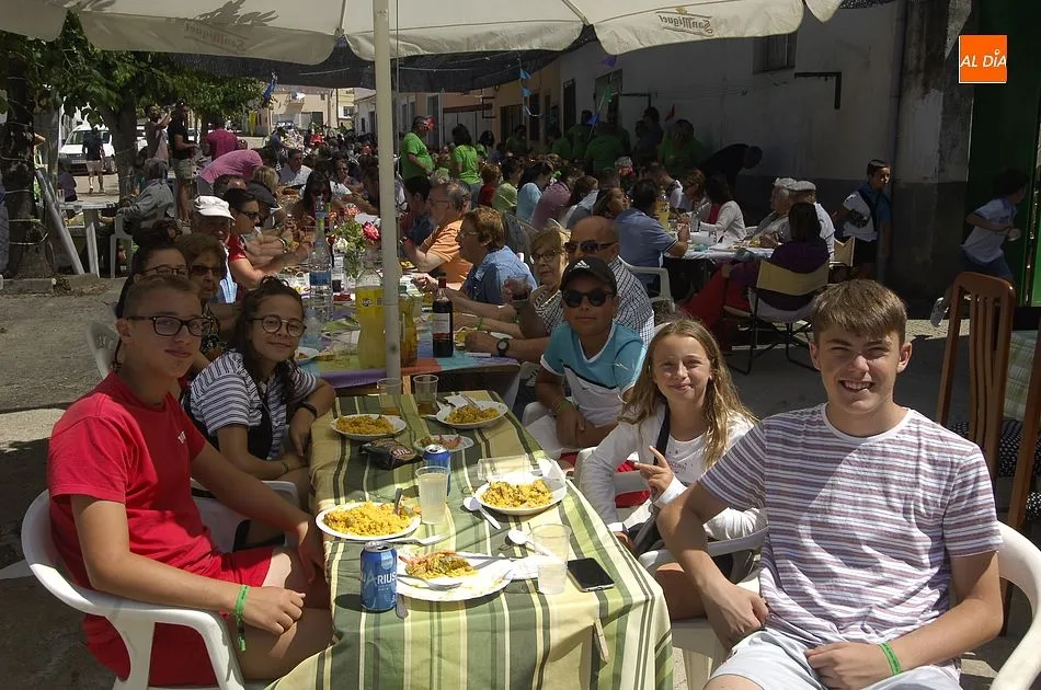 Foto 5 - Los &lsquo;Amigos de El Bod&oacute;n&rsquo; dan buena cuenta en plena calle de una gigantesca paella  
